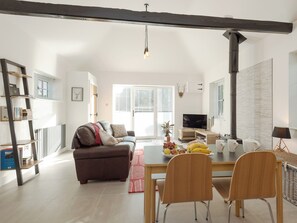 Light and airy open plan living/dining/kitchen area | The Old Meeting Hall, King’s Somborne, near Winchester