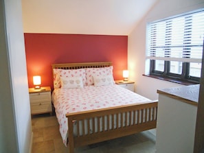 Comfortable double bedroom | The Old Piggery - Longmeadow Farm, Shaldon, near Teignmouth