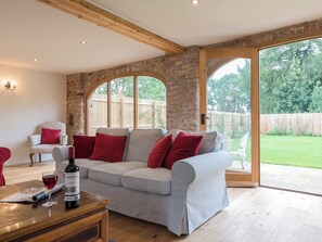 Spacious and comfortable living room | White Lodge Cottage, Carlton Miniott, near Thirsk