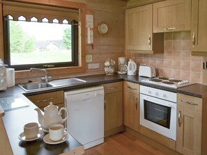 Well-equipped fitted kitchen area | The Retreat, Bideford, near Northam
