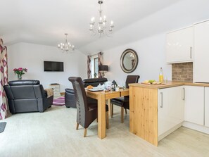 Beautifully presented open plan living/dining room/kitchen | Nesting Box, Chapel-St-Leonards
