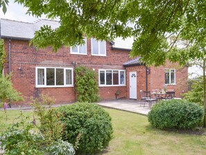 Rear of house and enclosed garden | Portington Lodge - Grange Farm Cottages, Portington