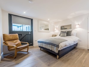 Spacious double bedroom | 9 Chapel Street, Mousehole, near Penzance
