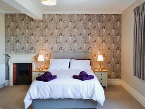 Spacious bedroom with kingsize bed | Magnolia Lodge, Sheringham