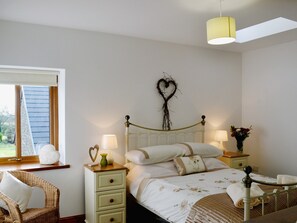 Double bedroom | Hendrelas Farm - Ty’r Tarw, Rhos, nr. Pontardawe