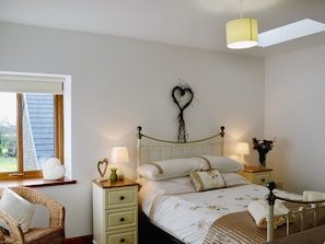 Double bedroom | Hendrelas Farm - Ty’r Tarw, Rhos, nr. Pontardawe