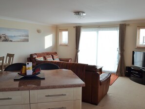 Open plan living space with balcony | Sunsets@Spinnakers, Newquay