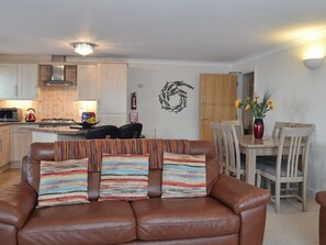Open plan living space with balcony | Sunsets@Spinnakers, Newquay