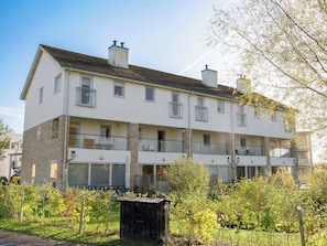 Contemporary lakeside holiday property | Chestnut Lodge, Somerford Keynes