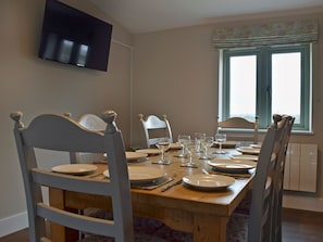 Inviting dining area | Wagtail Cottage - Holmes Farm Country Cottages, Lubenham, near Market Harborough
