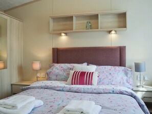 Double bedroom | Porthdy Crey r Wen - Neuadd Wen Cottages, Llanfachraeth, near Holyhead