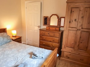 Double bedroom | Snowdrop Cottage - Clapham Holme Farm Cottages, Great Hatfield, near Hornsea
