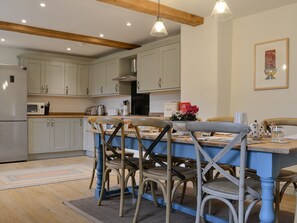 Spacious & well equipped kitchen & dining area  | Cobbler’s Cottage, Ripley, near Harrogate