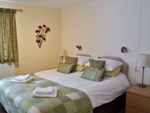 Double berdoom with en-suite | The Stable - Martin Lane Farm Cottages, Burscough, near Southport