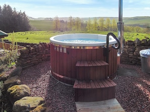 Hot tub | Piglet Cottage - Soppit Farm Cottages, Elsdon