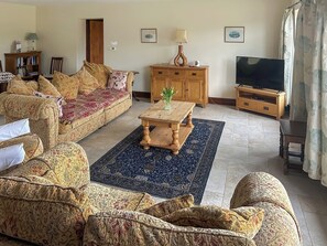 Large, spacious living area | The Granary - The Farm, East Tytherton, Chippenham
