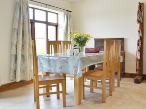 Charming dining Area | The Granary - The Farm, East Tytherton, Chippenham
