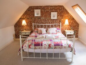 Good sized double bedroom with en-suite | Old Dairy - Old Hall Farm Cottages, Walpole, near Halesworth