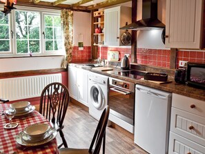 Kitchen/diner | Henley Bridge Holiday Cottage, Ashburnham, nr. Battle