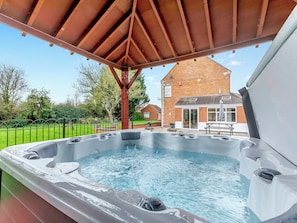 Hot tub | Mulberry House, West Huntspill, Highbridge