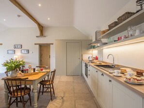 Kitchen and dining area | Square Barn - Bramleys Yard, Baltonsborough, near Glastonbury