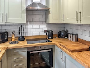 Well equipped kitchen | Ostlers, Boscastle