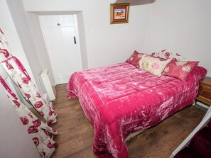 Comfy double bedroom | The Bittern - Blakeney Quayside Cottages, Blakeney, near Holt