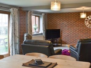 Living area | Carp Cottage - Wallrudding Farm Cottages, Doddington, near Lincoln