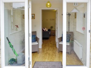 Main entrance and vestibule | Linnets, Beaminster