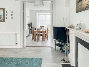 Open plan layout with sliding doors open  | Seaglass, Marazion