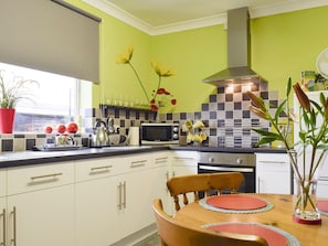 Well-equipped fitted kitchen with dining area | Lena’s Lodge, Camer’s Green, Berrow, near Malvern