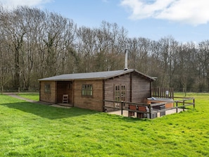 Cabin style holiday home with hot tub | Dukes Wood - Readyfields Farm, Caunton, near Newark