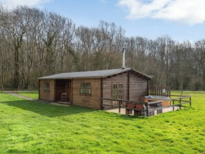 Cabin style holiday home with hot tub | Dukes Wood - Readyfields Farm, Caunton, near Newark