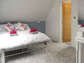 Comfortable double bedroom with en-suite bathroom | The Cob Barn - Longmeadow Farm, Shaldon, near Teignmouth