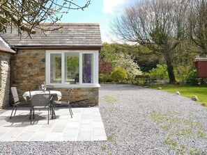 Exquisite holiday home with garden furniture on patio | Garden Cottage, Ugborough, near Ivybridge