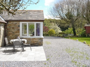 Exquisite holiday home with garden furniture on patio | Garden Cottage, Ugborough, near Ivybridge