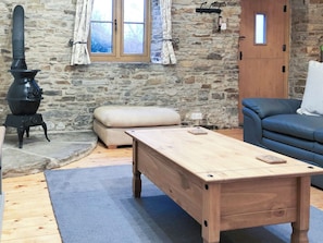 Living area | Green Farm Cottages - The Old Cow Shed - Green Farm Holiday Cottages, Cutthorpe, near Chesterfield