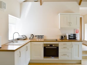 Well-equipped fitted kitchen | May’s Mews - Chestnuts Farm Cottages, Binbrook, near Market Rasen