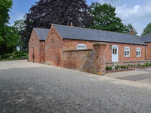 Delightful holiday property nestling in the Lincolnshire Wolds | May’s Mews - Chestnuts Farm Cottages, Binbrook, near Market Rasen