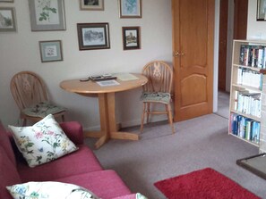 Beautifully presented living/dining room | Sunshine Cottage, Fairford, near Cirencester