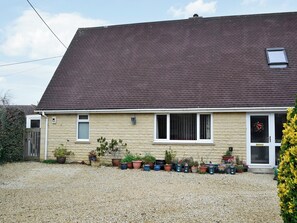 Comfortable holiday apartment | Sunshine Cottage, Fairford, near Cirencester