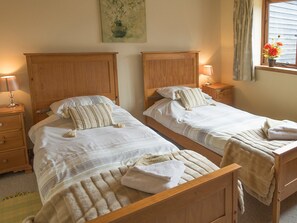 Comfortable twin bedroom with en-suite wet room | Henry’s Barn - Old Hall Farm Cottages, Walpole, near Halesworth