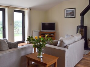 Lounge area with wood burner | Hoppers Cottage, Wadhurst, near Tunbridge Wells