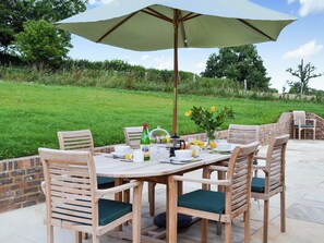 Outdoor dining area | Hoppers Cottage, Wadhurst, near Tunbridge Wells