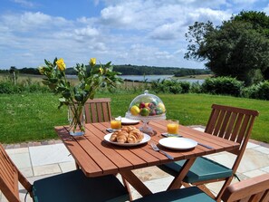 Sitting out area with great views | Hoppers Cottage, Wadhurst, near Tunbridge Wells