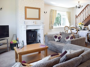 Welcoming living and dining room | Cherrytree Cottage, Loftus, Saltburn-by-the-Sea