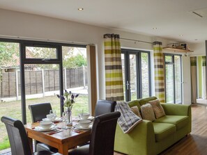 Light and airy open plan living space | Townsend Pod - Townsend Pod and The Stable, Moorlinch, near Bridgwater
