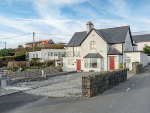 Delightful apartment sits in a superb area | The Jam Store - The Pickle Pot and Jam Store, Mawgan Porth, near Newquay