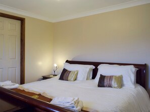 Bedroom with kingsize bed and en-suite | Moorings House - Moorings House & Reed View, St Olaves, near Beccles