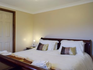 Bedroom with kingsize bed and en-suite | Moorings House - Moorings House & Reed View, St Olaves, near Beccles